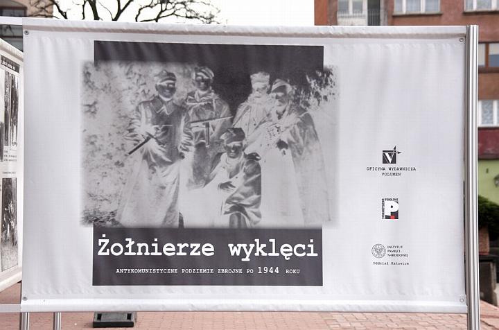 20110326_001_pldg_centrum_pkz_wystawa-ipn_zolnierze-wykleci_1944.jpg - DG - PKZ. ZOŁNIERZE WYKLĘCI. Wystawa plenerowa IPN Katowice.