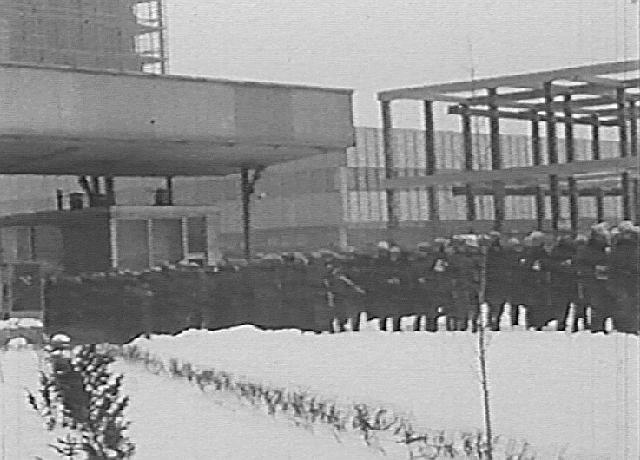 19811213-23_12_pldg_hk_strajk-okupacyjny.jpg - 13-23.12.1981 - Dąbrowa Górnicza. Strajk okupacyjny w Hucie Katowice