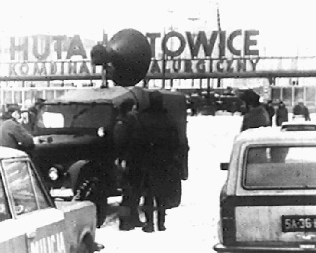 19811213-23_15_pldg_hk_strajk-okupacyjny.jpg - 13-23.12.1981 - Dąbrowa Górnicza. Strajk okupacyjny w Hucie Katowice