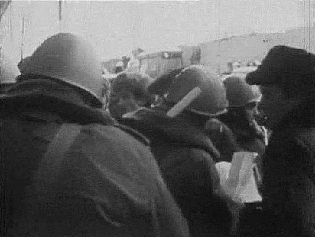 19811213-23_20_pldg_hk_strajk-okupacyjny.jpg - 13-23.12.1981 - Dąbrowa Górnicza. Strajk okupacyjny w Hucie Katowice